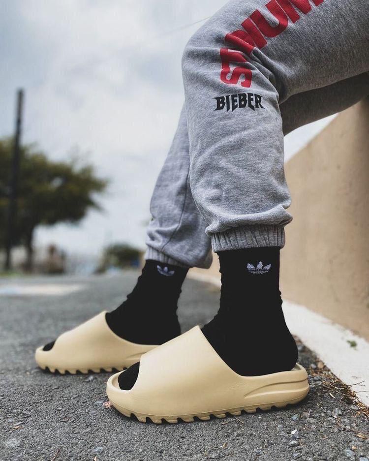ADDIDAS YEEZY SLIDE –