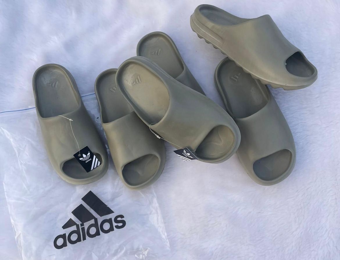 ADDIDAS YEEZY SLIDES