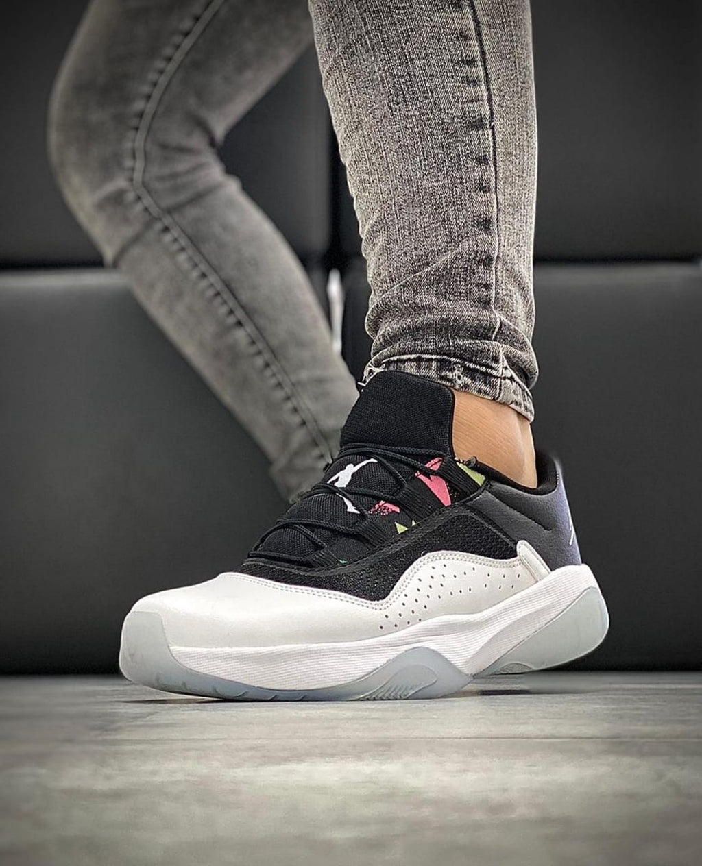 JORDAN 11 CMFT WHITE BLACK