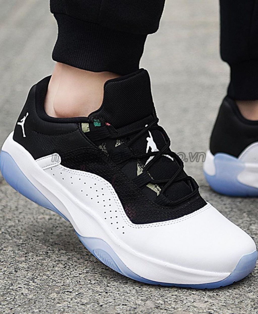 JORDAN 11 CMFT WHITE BLACK