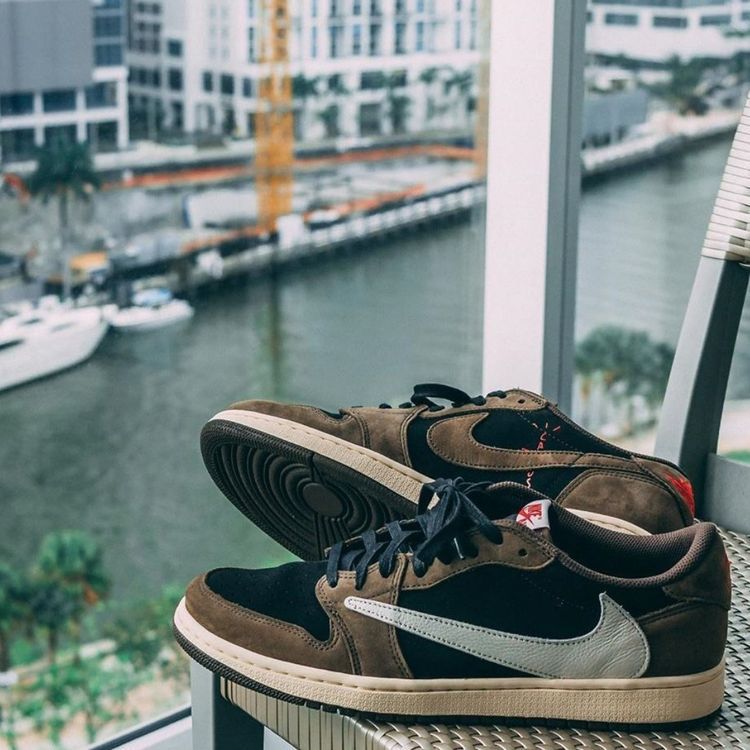 JORDAN RETRO 1 LOW x TRAVIS SCOTT