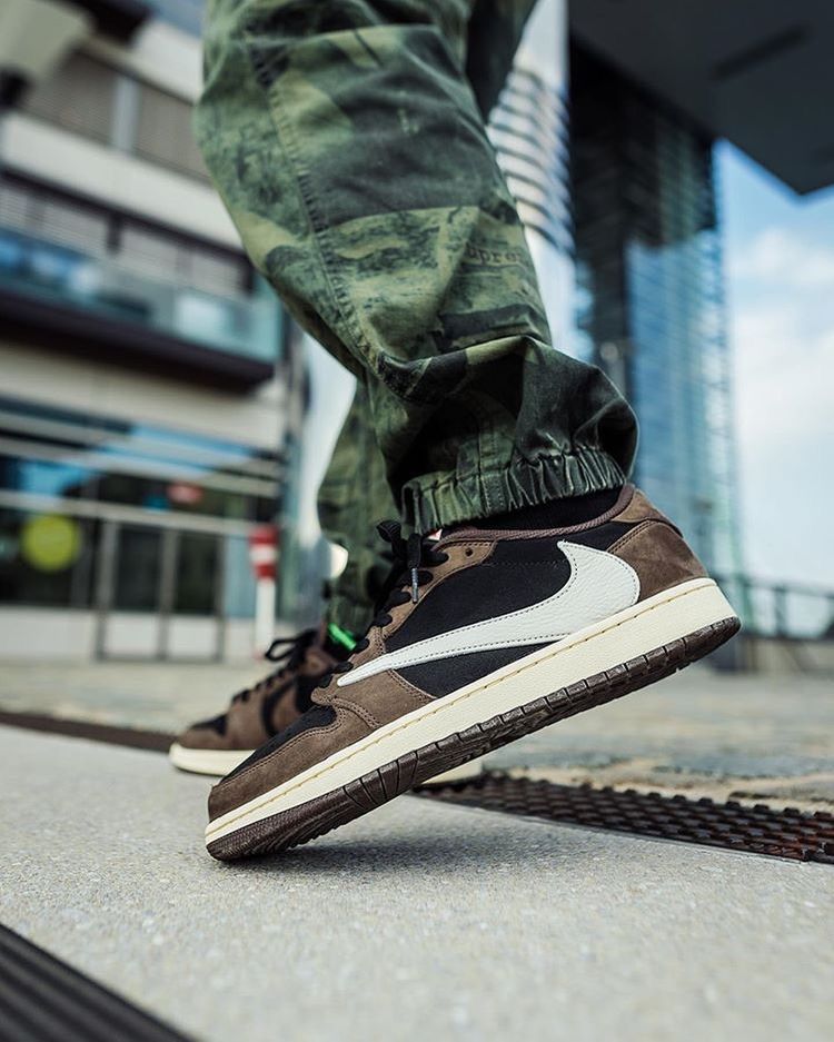 JORDAN RETRO 1 LOW x TRAVIS SCOTT