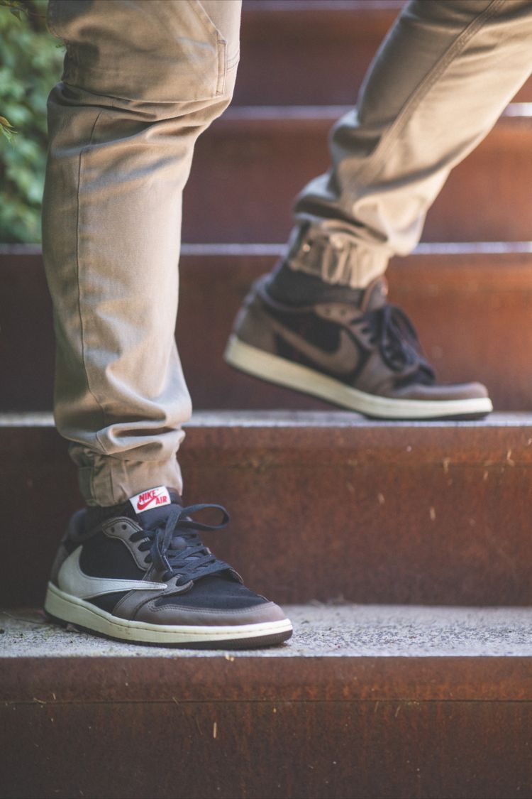 JORDAN RETRO 1 LOW x TRAVIS SCOTT