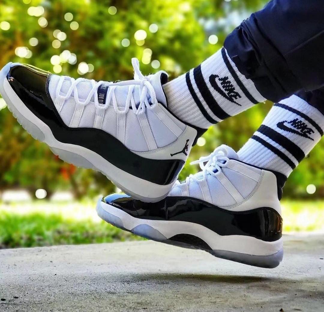 Jordan 11 concord black and white hotsell