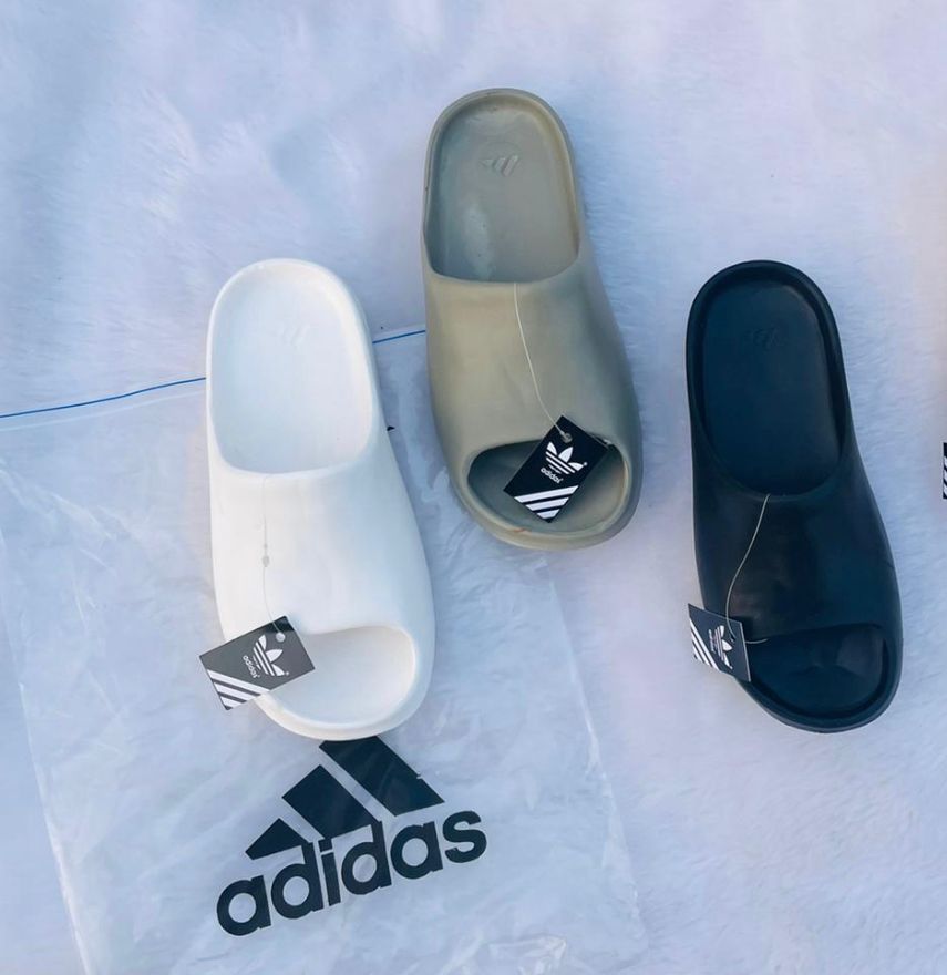 ADDIDAS  YEEZY SLIDES