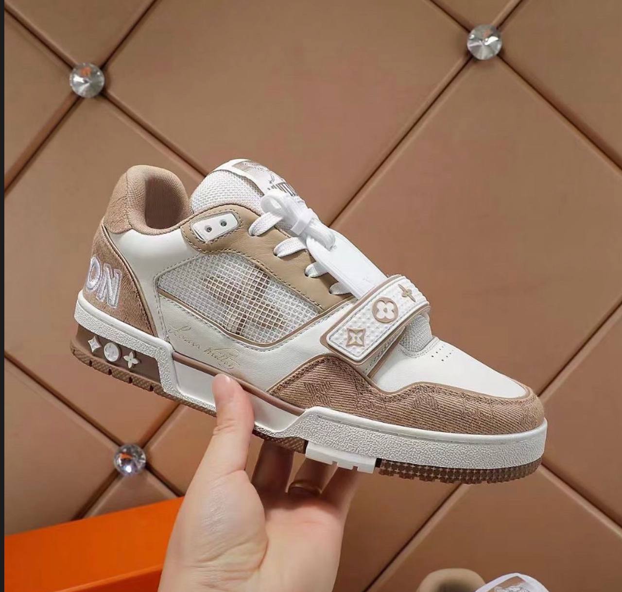 Louiss Vuitton monogram trainer beige